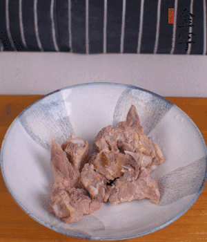 排骨加1勺黃酒、1勺蠔油、1勺玉米淀粉、1/4勺胡椒粉腌制半小時(shí)。