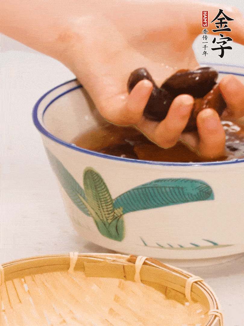 干香菇提前泡發切片，泡香菇水留著備用。