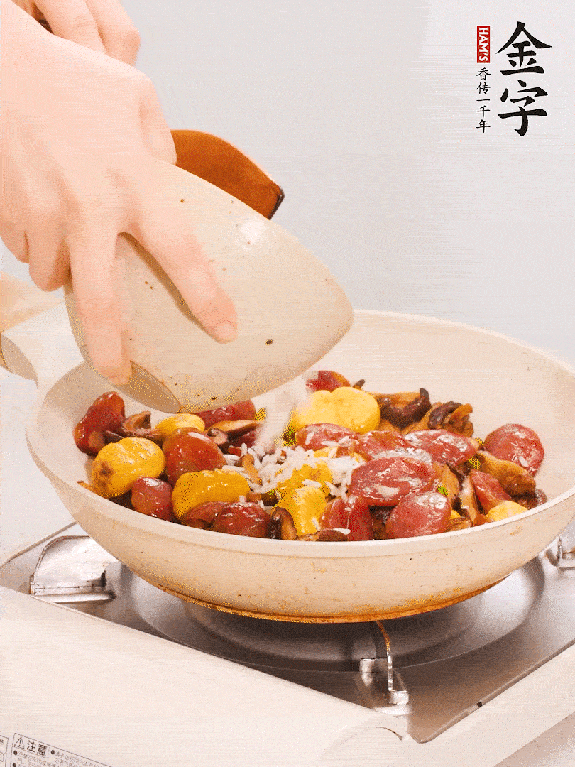 把米淘洗干凈，放入切好的香菇、板栗、毛豆。