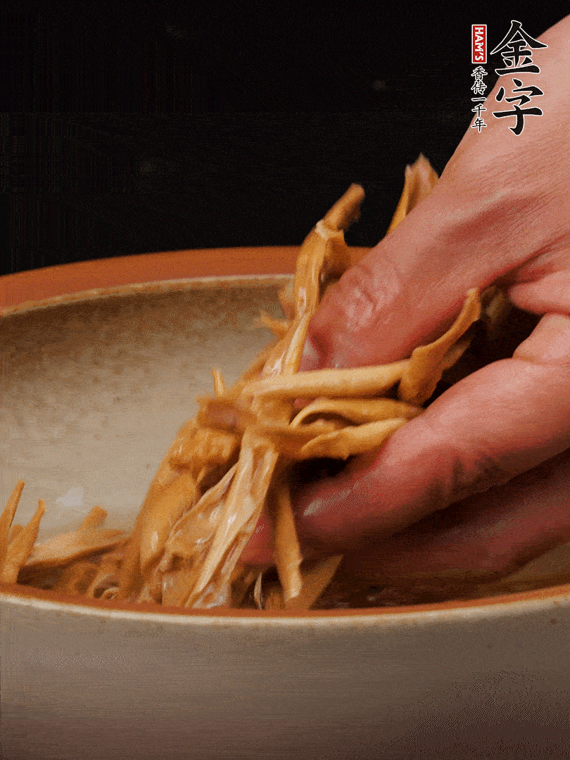 農(nóng)家土筍尖提前泡軟，用刀劃成細(xì)絲，這樣會更加入味。