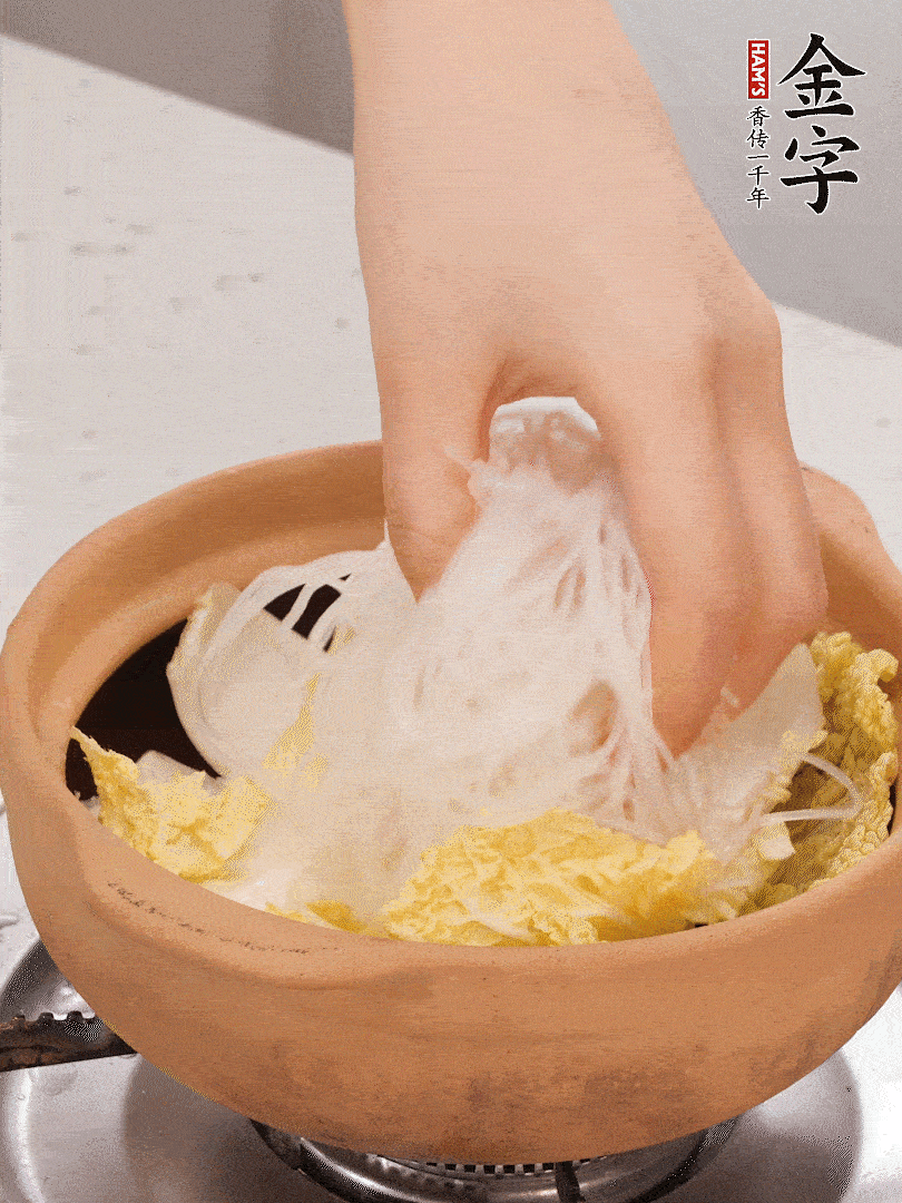 放入提前泡軟的粉絲，蓋上蒜蓉醬汁