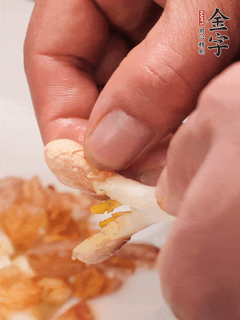 花生芽切段。開水焯水1分鐘，去掉頂部的花生皮