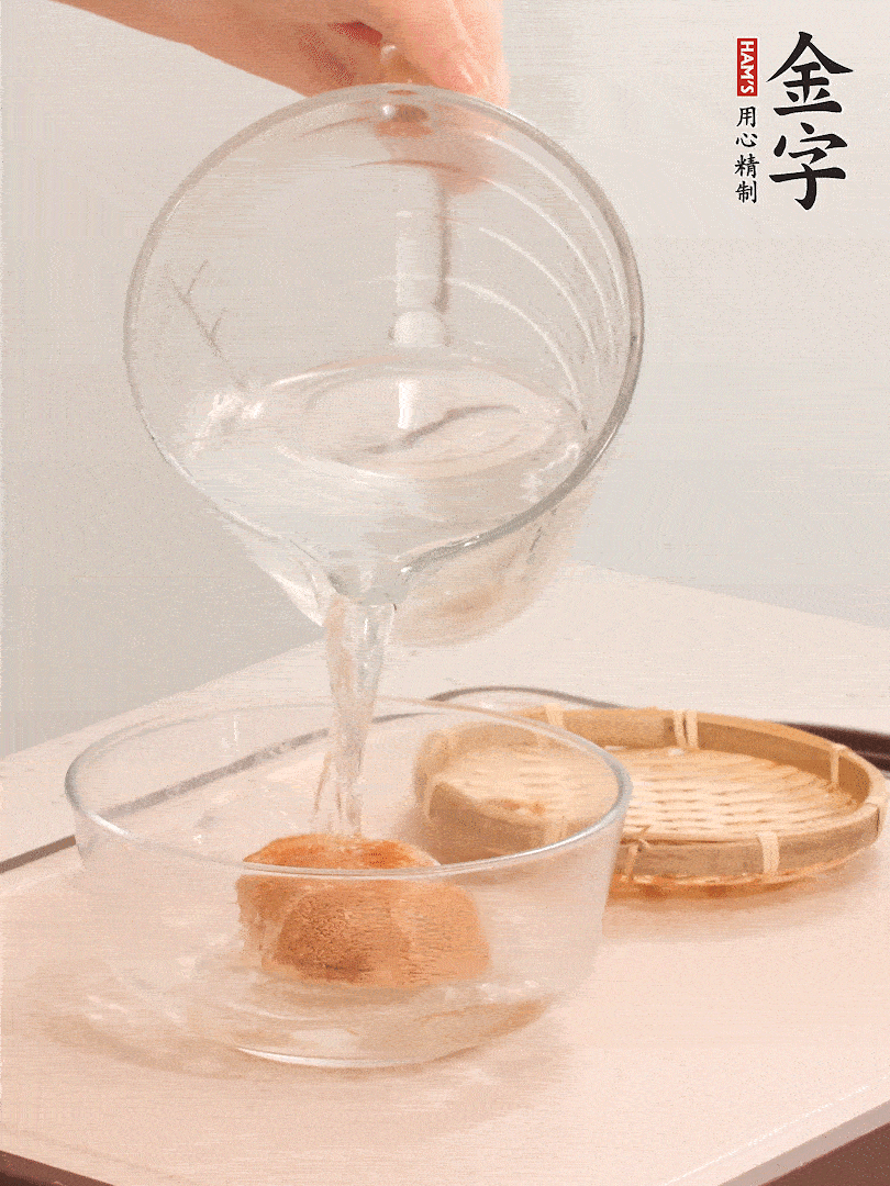 猴頭菇至少泡發半小時，將浸泡后的黃水擠干；