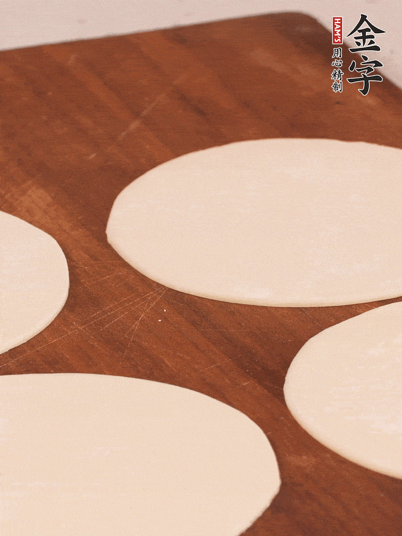 餃子皮均勻抹油，10張疊在一起，搟面杖搟開