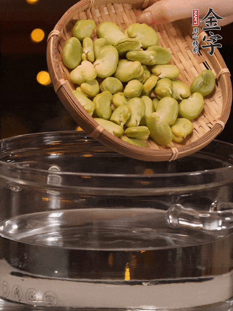 蠶豆剝殼，一起放入鍋中開水焯2分鐘去澀