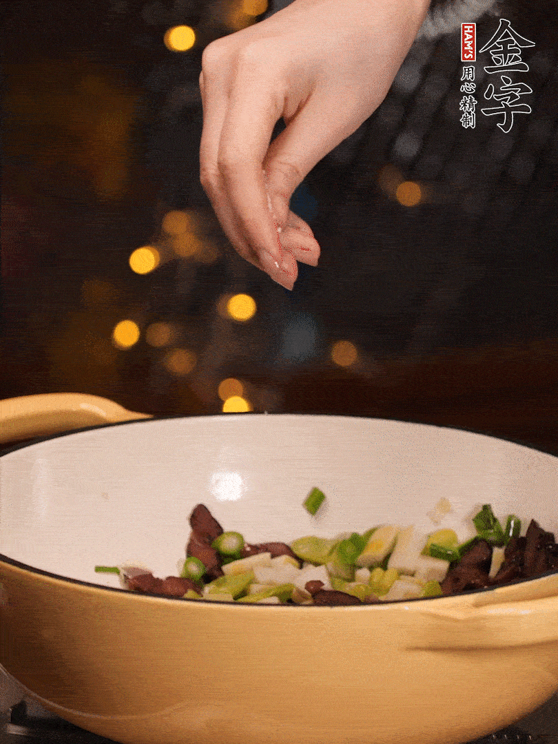 可以加點點水，再加菜苔，加點鹽、味精調味