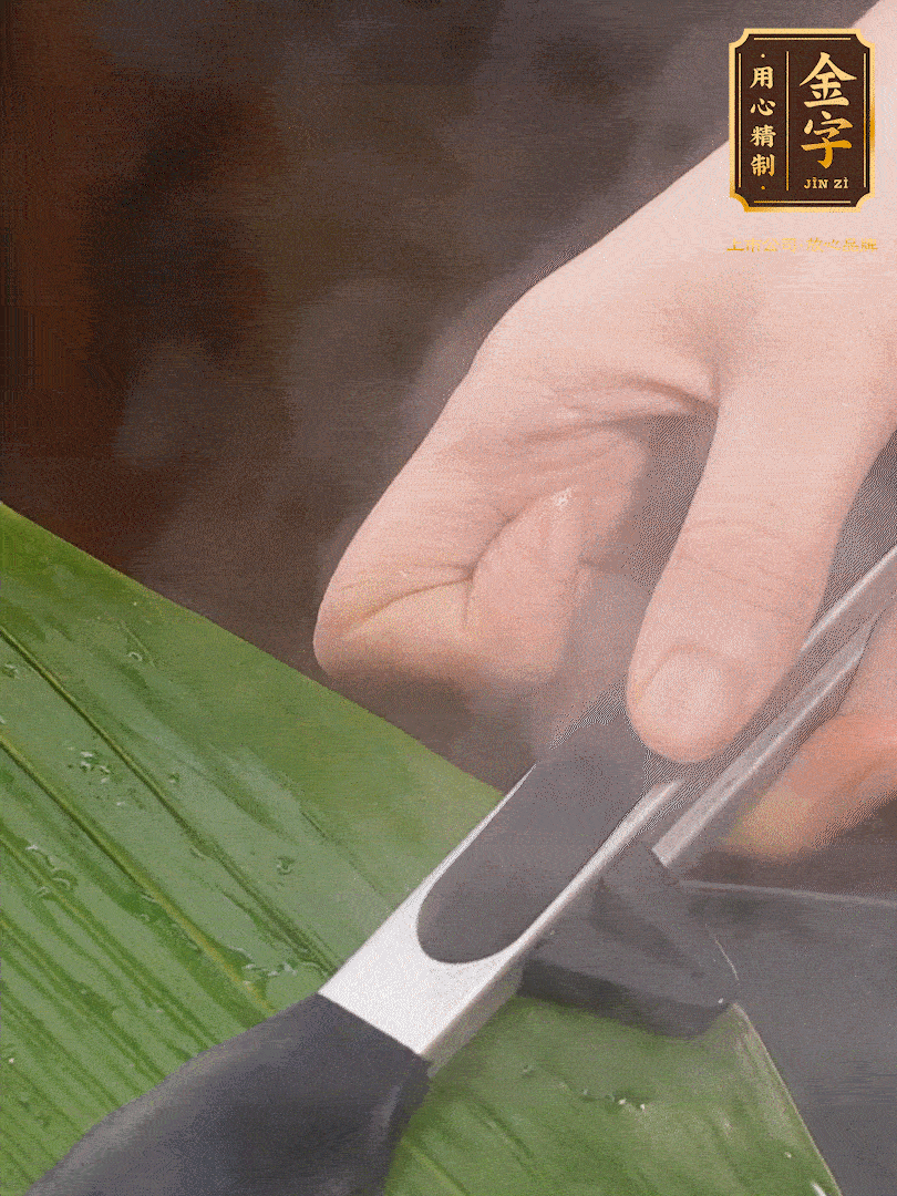 新鮮粽葉洗凈，用開(kāi)水煮一下，讓粽葉更有韌性不易裂。