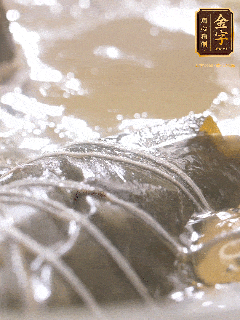 大火煮開(kāi)，轉(zhuǎn)中小火煮2h，燜2-3h。