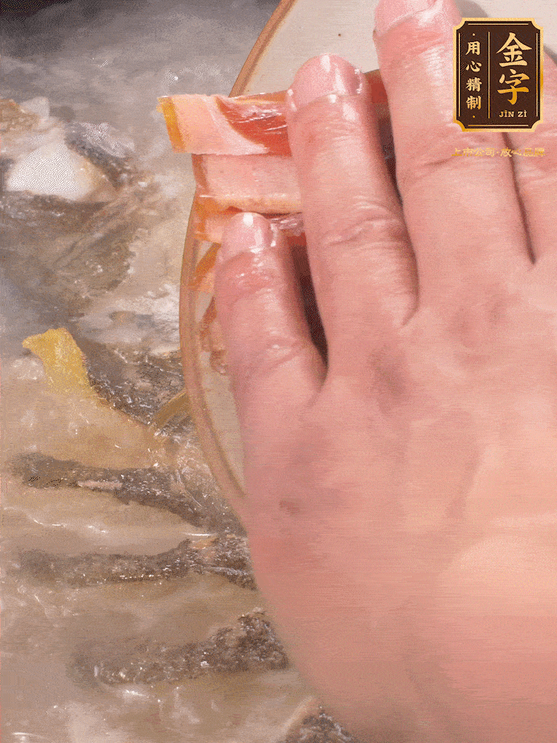 將煎好的魚(yú)，倒入三大碗開(kāi)水。大火煮開(kāi)后放入1個(gè)蔥結(jié)、2片姜片和1勺料酒和火腿片