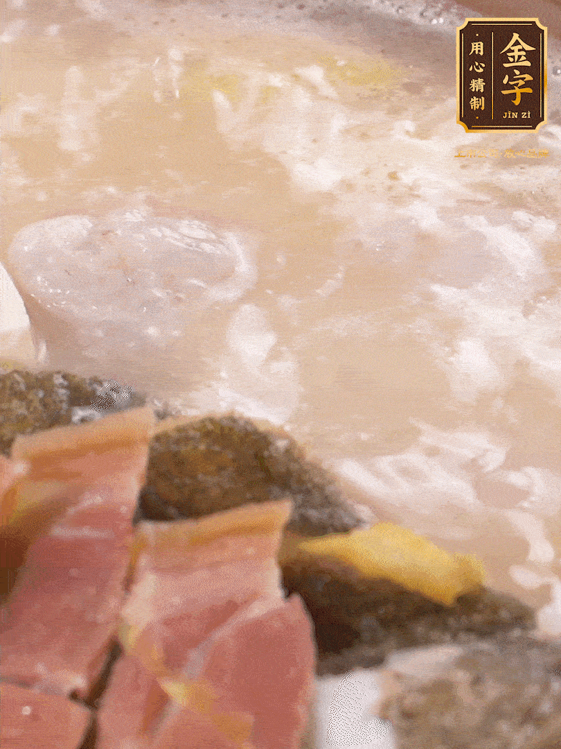 大火煮至沸騰后，轉(zhuǎn)至砂鍋中，繼續(xù)燉煮。這個(gè)時(shí)候可以放入一些自己喜歡吃的配菜比如蝦滑、內(nèi)酯豆腐來(lái)添味