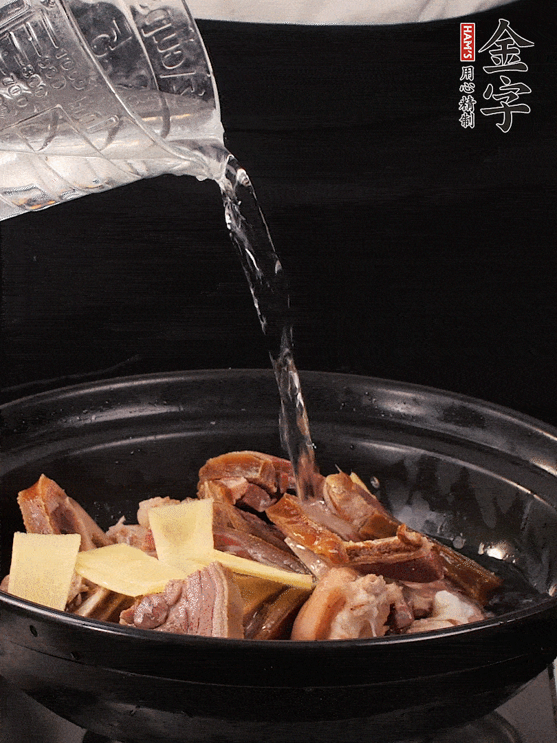 火腿、豬腳放到大砂鍋里，黃酒提鮮，蔥姜去腥，加2kg純凈水沒過食材。水一定要放足，中途最好不能加水