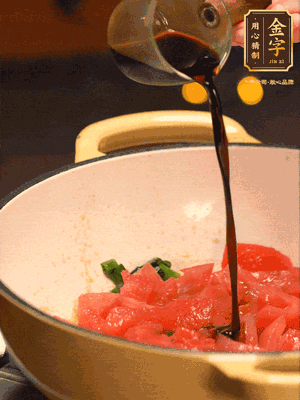 調(diào)味：1勺蠔油、1勺生抽、2轉(zhuǎn)胡椒粉和2勺番茄醬倒入400ml開水，燒至湯汁濃厚