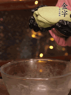 水里放點(diǎn)鹽，燒開后放艾草，一勺小蘇打，撈出浸入涼水，打成艾草泥