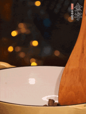 鍋中放入油，倒入醬油肉煸出油脂香味