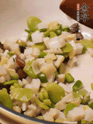 倒入蠶豆、春筍翻炒