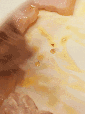 另起一鍋，將咸肉、鮮肉 翻炒出香味