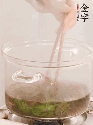 香椿焯水，變色后撈出，切成小段