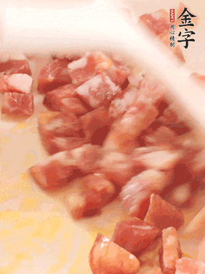 香腸炒出油脂，加入蠶豆煸炒