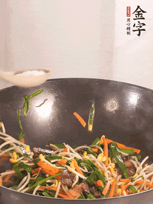 炒合菜：金字醬油肉、綠豆芽、韭菜