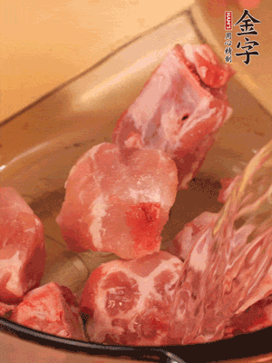 排骨冷水下鍋，加料酒、姜片，煮開綽水