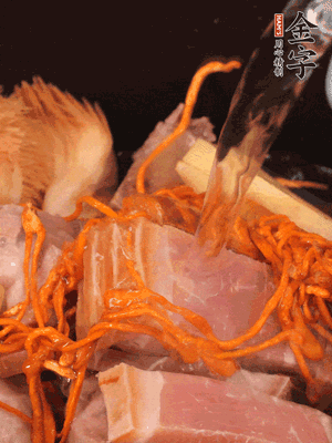 將所有食材一起倒進鍋中，加水沒過食材，燉煮30分鐘即可