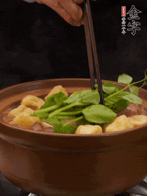 加筒骨煲的經(jīng)典配菜：金字土香腸、油豆腐、千張蓋上蓋子燜一會兒，耐心等候10分鐘。