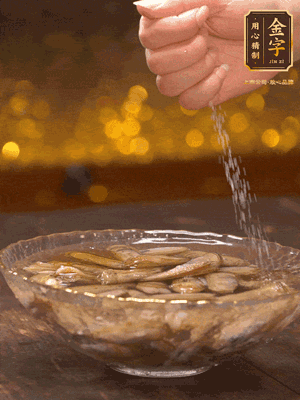 鮮活蟶子反復沖洗干凈，水中加鹽、芝麻香油浸泡30分鐘吐沙