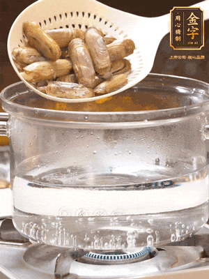 煮一鍋沸水，下蟶子汆燙30秒，撈出浸入冰水，取出蟶子肉