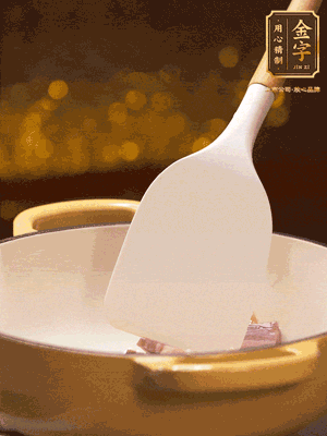 油溫7成熱，下蒜末、咸肉略微煸炒，再下絲瓜