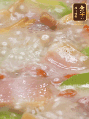 最后下蟶子，一點白胡椒調味，煮到白色湯汁出來。撒點枸杞點綴