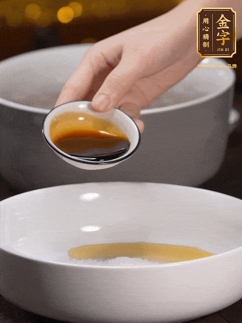 金字鹵牛肉切片，黃瓜切絲