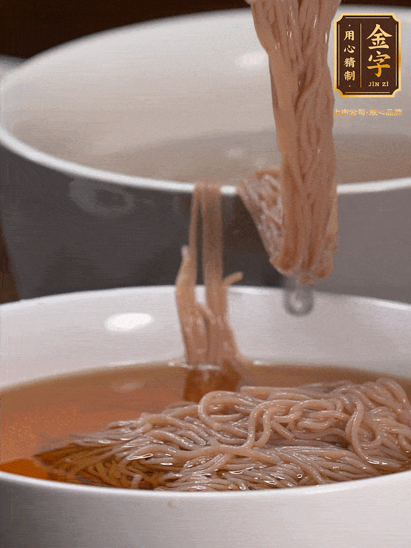 蘋果醋，一點(diǎn)鹽、糖、醬油，兌入涼白開(kāi)水調(diào)成簡(jiǎn)易冷面湯，放水箱冷藏