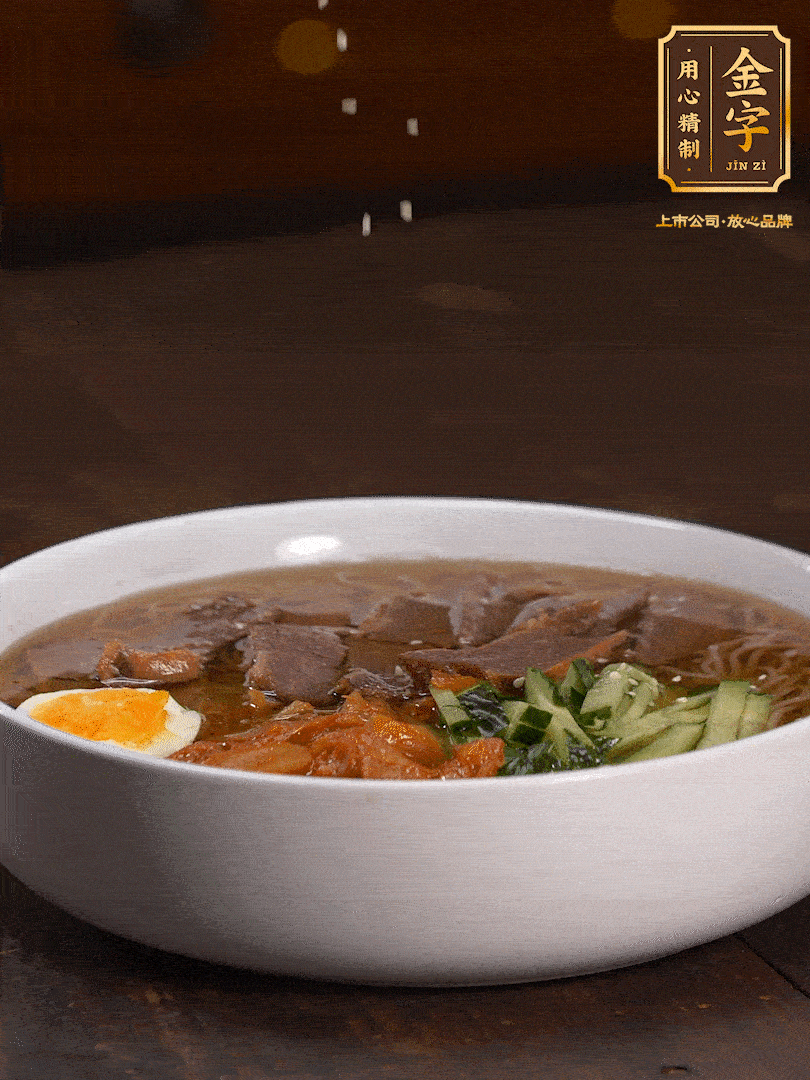 放入冰涼的冷面湯碼上黃瓜絲、泡菜、牛肉、雞蛋，撒點(diǎn)白芝麻