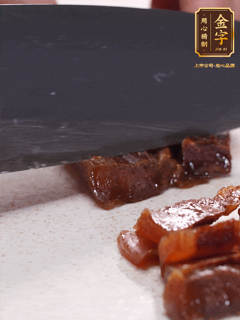 金字臘肉水煮10分鐘，切片