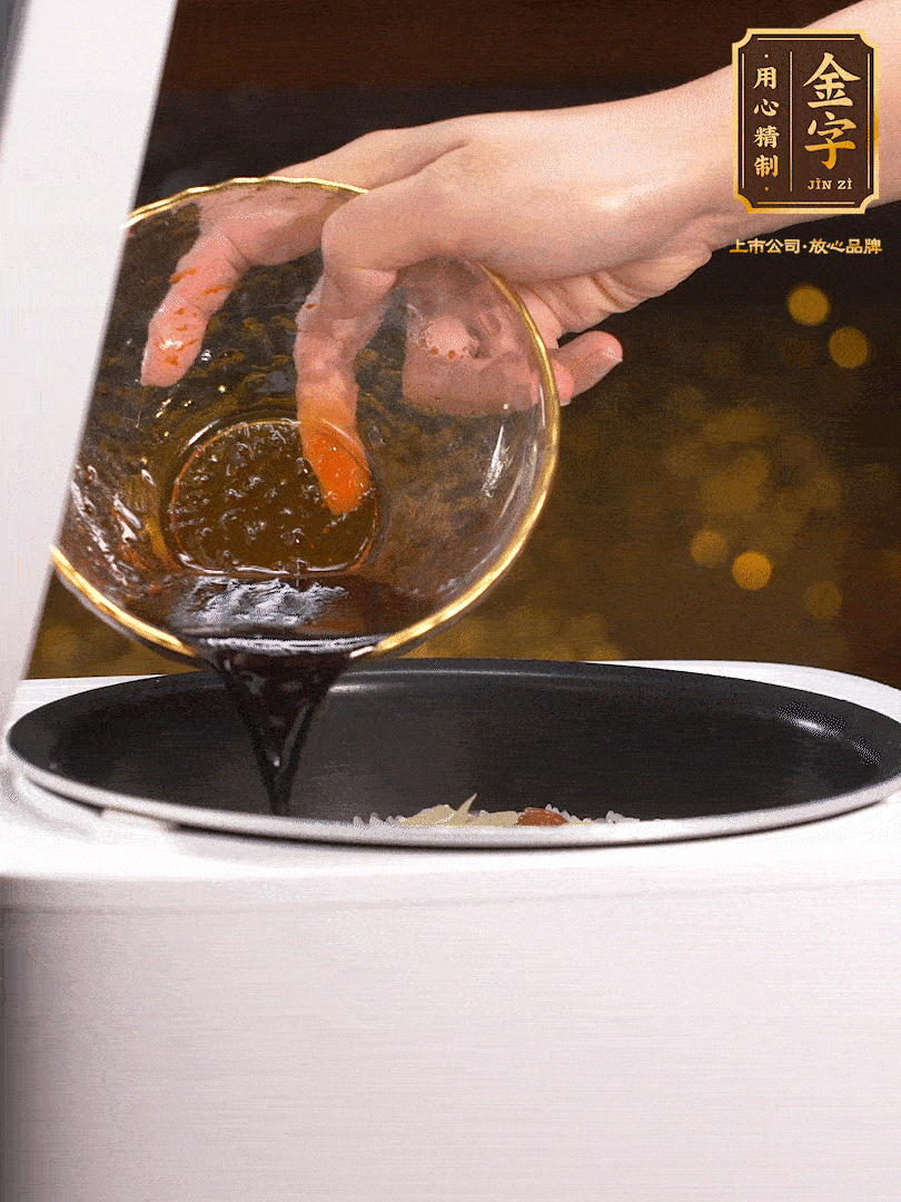 煮好后，淋上醬汁：2勺生抽、1勺老抽、1勺蠔油、半勺白糖、半勺香油、1勺水