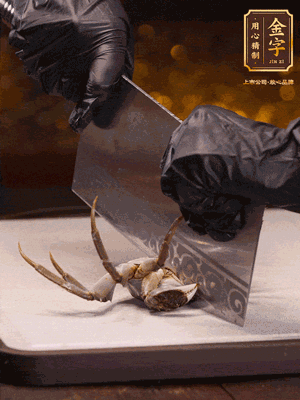 用刷子刷干凈六月黃，一斬二。把蟹蓋、蟹胃拿出來。