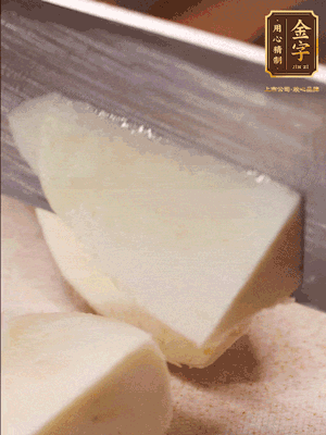 茭白去殼，底部一層老皮刨掉，切成滾刀塊