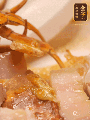 顏色變紅時，放蔥結、姜片煸香，再放咸肉、茭白、毛豆翻炒