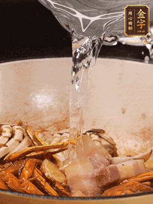 加料酒/花雕酒去腥，加入開水燜10分鐘左右