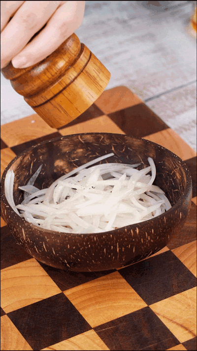 洋蔥用黑胡椒海鹽和蘋(píng)果醋調(diào)味備用