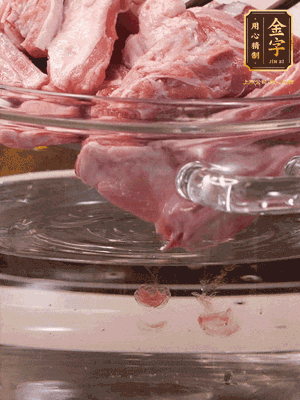 羊排清水洗凈，冷水浸泡30分鐘-2個小時，去除血沫。冷水下鍋，小火加熱析出血水后洗凈備用