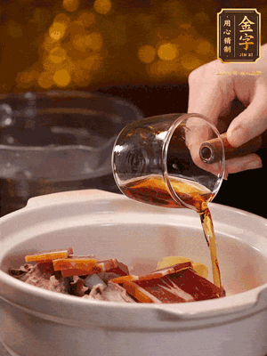 羊排、火腿、姜片一起入砂鍋，大火煮到沸騰