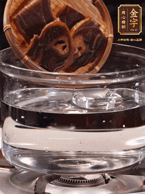 火腿蹄片，冷水下鍋，加蔥姜、料酒焯水