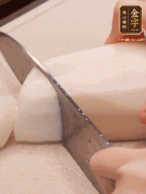 蘿卜削皮，切成滾刀塊