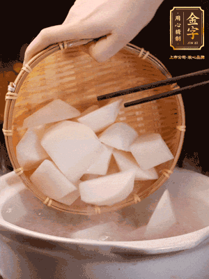 大火煮開后，轉中小火燉40分鐘，挑出蔥結，再下蘿卜燉20分鐘