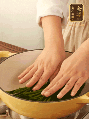 小蔥鋪在底部，放上生姜