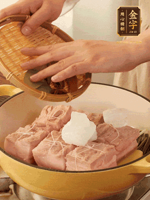 五花肉皮朝下，桂皮、八角、香葉、冰糖、生抽、花雕酒