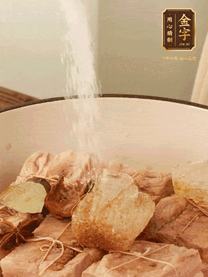 加水沒過，大火煮開轉小火慢燉2小時，煮到收汁