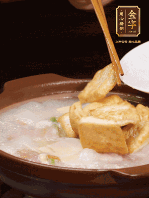 倒入開水大火煮開，轉中小火放咸肉，放一點點糖、味精慢燉10分鐘
