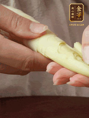春筍沿著外皮豎著淺劃一刀，剝下外殼，切掉尾部的老根，切滾刀塊。（這個時候的春筍最為鮮嫩脆爽，不需要焯水去除澀味）